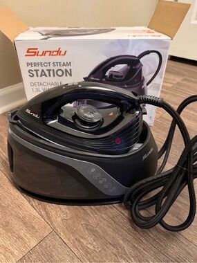 Black Perfect Steam Station - Detachable Iron